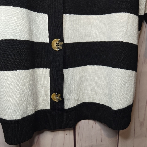 Cable & Gauge Black and White Striped Sweater With Buttons Down Back Size XL - Picture 8 of 9